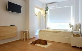 Kinfeels' Downtown Apartment B1